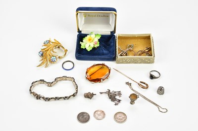 Lot 540 - A small collection of costume jewellery...