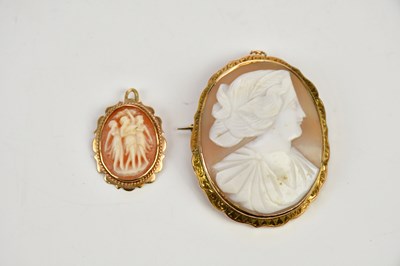 Lot 382 - An oval cameo brooch in yellow metal frame and...