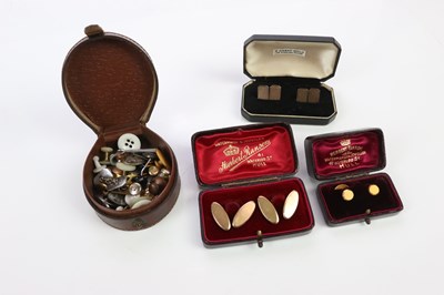 Lot 339 - A boxed pair of 9ct gold cufflinks, combined...