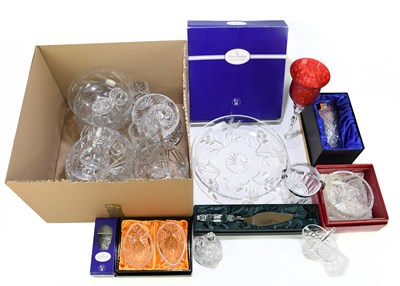 Lot 533 - An assortment of modern decorative glass to...