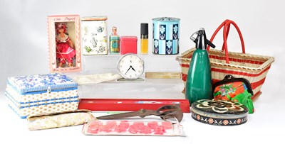 Lot 389 - Vintage collectibles, to include two sewing...
