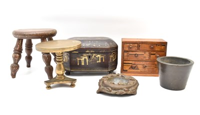 Lot 404 - A group of mixed collectibles comprising a...