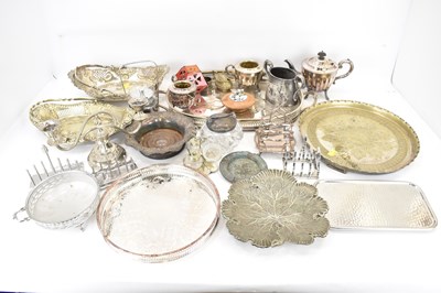 Lot 927 - A mixed quantity of silver plated, chrome...