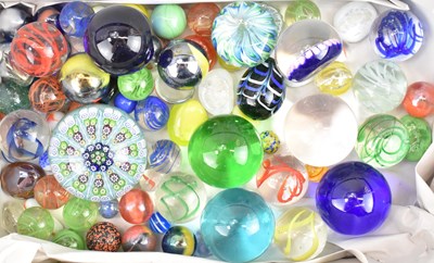 Lot 442 - A collection of decorative glassware...