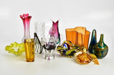 Lot 2558 - A mixed collection of decorative Art Glass to...
