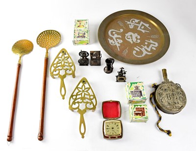 Lot 470 - A small quantity of metalware, to include a...