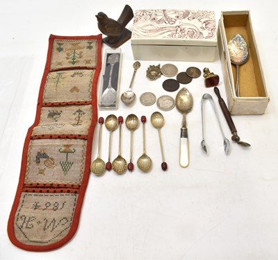 Lot 418 - A group of mixed collectors' items comprising...