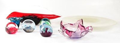 Lot 452 - Eleven assorted pieces of glass including a...