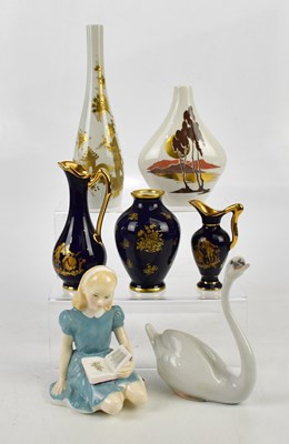 Lot 2431 - A small collection of mixed ceramics...