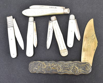 Lot 956 - Five hallmarked silver bladed fruit knives...