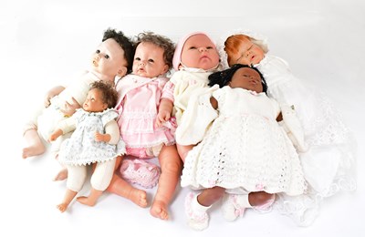 Lot 753 - A collection of modern realistic-style dolls,...
