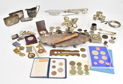 Lot 430 - A collectors' lot to include plated ware,...