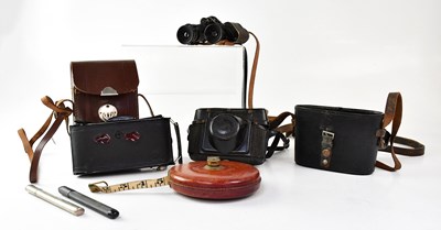 Lot 401 - A collectors' lot to include a pair of Goerz...