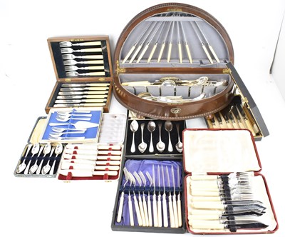 Lot 922 - A wooden cased canteen of cutlery and eight...