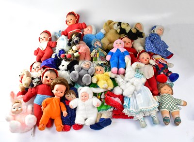 Lot 709 - A quantity of vintage dolls, mainly with cloth...