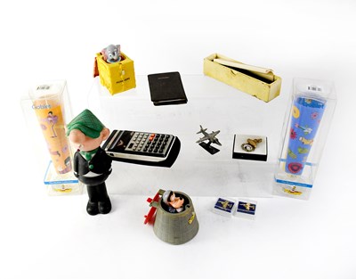 Lot 143 - A quantity of mixed vintage collectibles