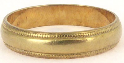 Lot 759 - An 18ct gold band ring