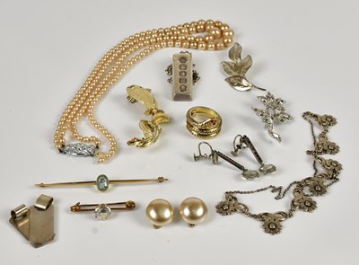 Lot 509 - A small collection of costume jewellery...