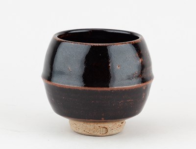 Lot 214 - HENRY HAMMOND (1914-1989); a stoneware teabowl...