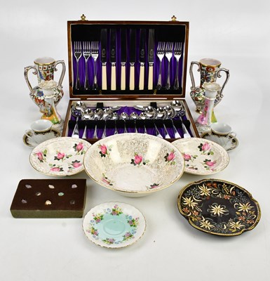 Lot 2507 - A small collection of decorative ceramics...