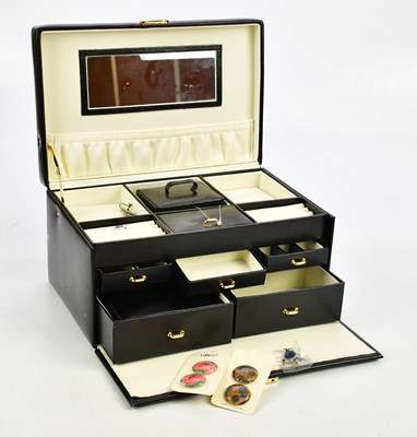 Lot 533 - A modern jewellery box containing an...