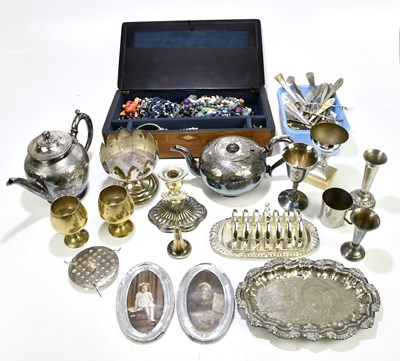 Lot 1567 - A quantity of costume jewellery contained...