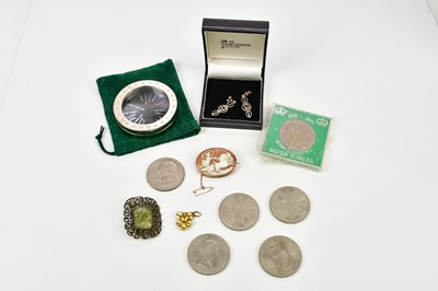 Lot 501 - A small quantity of assorted costume jewellery,...