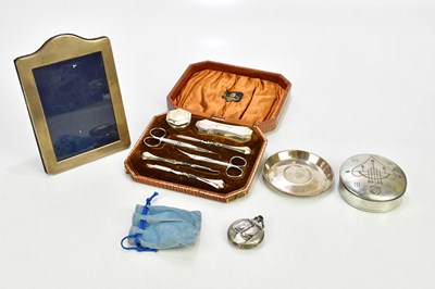 Lot 2428 - A cased George V hallmarked silver mounted...