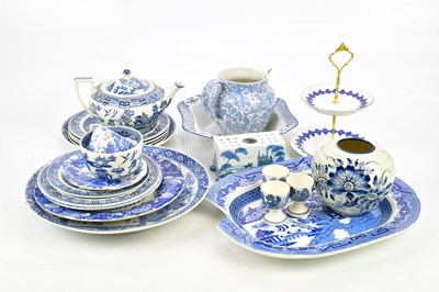 Lot 2425 - A collection of blue and white transfer items...