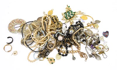 Lot 1608 - A small collection of assorted costume...