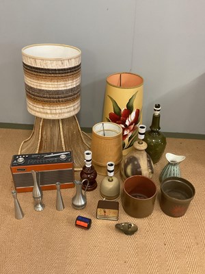 Lot 293 - A quantity of ceramics and other collectable...