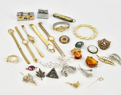 Lot 508 - A small collection of costume jewellery...