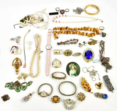 Lot 534 - A small collection of costume jewellery...