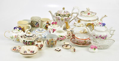 Lot 2475 - A small collection of assorted ceramics...
