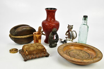 Lot 1596 - A small mixed lot of collectors' items...