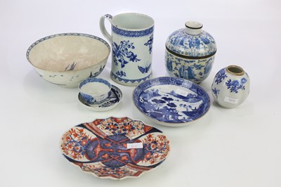 Lot 2434 - A collection of blue and white ceramics...