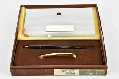 Lot 1636 - SHEAFFER; an onyx desk stand including pen,...