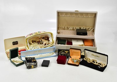 Lot 500 - A collection of costume jewellery including...
