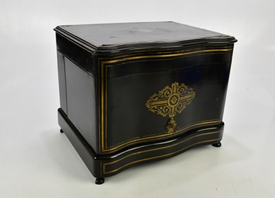 Lot 1527 - A Victorian Continental serpentine fronted...