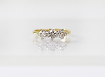 Lot 906 - An 18ct gold ring set with three diamonds,...