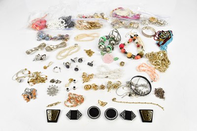 Lot 480 - A collection of costume jewellery to include...
