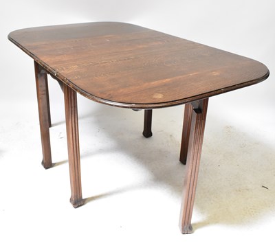 Lot 15 - An early 20th century oak drop-leaf gateleg...