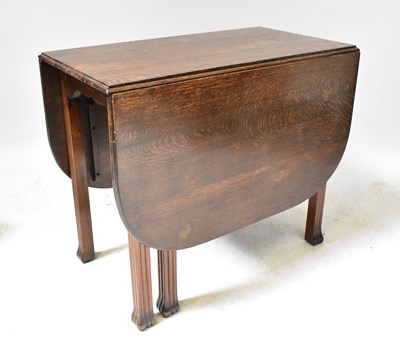 Lot 15 - An early 20th century oak drop-leaf gateleg...
