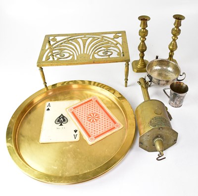 Lot 665 - A small quantity of metalware to include a...
