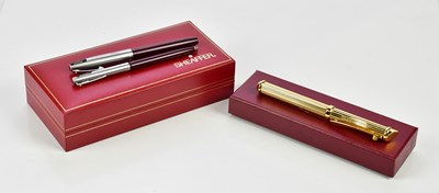 Lot 814 - SCHEAFFER; a boxed set of silver tone and red...