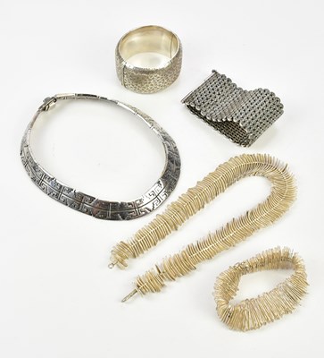 Lot 858 - A hammered silver contemporary necklace and...