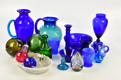 Lot 3034 - A collection of decorative glass including...