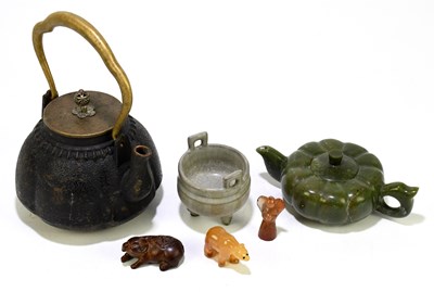 Lot 552 - A collection of Oriental items to include a...