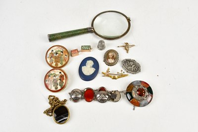 Lot 457 - A small collection of jewellery to include two...