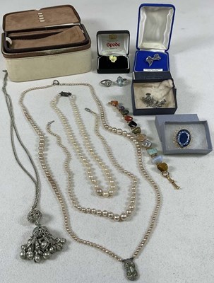 Lot 408 - A small group of costume jewellery including a...